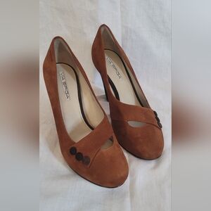 VIA SPIGA NEW Brown Tan And Black Button Suede 7.5 Heels 7 1/2 Womens